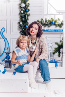 Çocuklar Noel ağacının yanındaki birbirlerine hediyeler vermek.