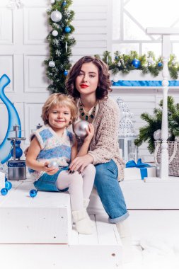 Çocuklar Noel ağacının yanındaki birbirlerine hediyeler vermek.