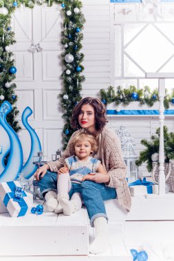 küçük kız bir bedeni yanında oturan ablası ile gülümseyen