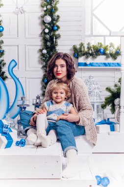 küçük kız bir bedeni yanında oturan ablası ile gülümseyen