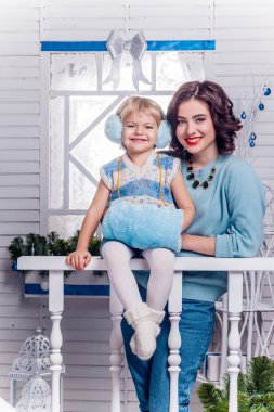 Chr yanında duran büyük kız kardeşi ile gülümseyen küçük kız