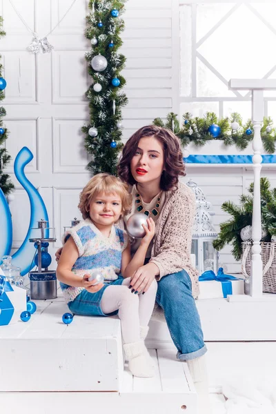 Kinder neben dem Weihnachtsbaum beschenken sich gegenseitig. — Stockfoto