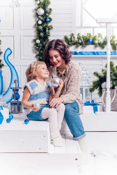 Kinder neben dem Weihnachtsbaum beschenken sich gegenseitig. — Stockfoto