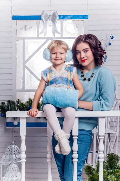 Lächelndes kleines Mädchen mit ihrer älteren Schwester neben einem chr — Stockfoto