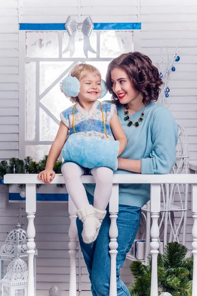 Sorrindo menina com sua irmã mais velha de pé ao lado de um Chr — Fotografia de Stock