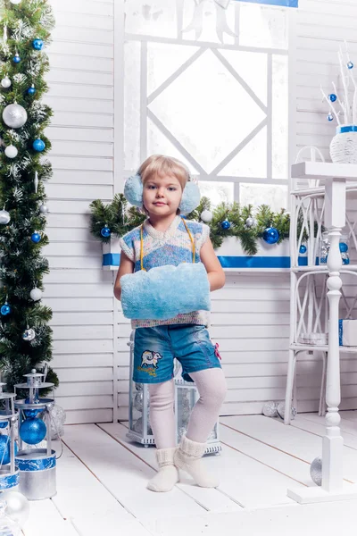 Sorridente bambina in piedi accanto a un albero di Natale e Natale — Foto Stock
