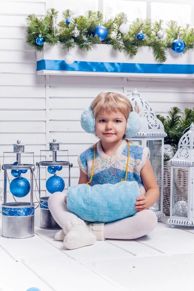 Menina bonita sentada ao lado de uma árvore de Natal e Christma — Fotografia de Stock