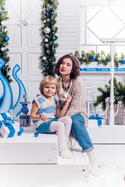 Les enfants à côté d'un arbre de Noël se donnent mutuellement des cadeaux . — Photo