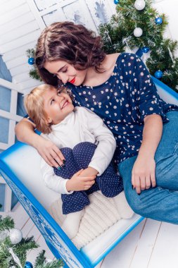 Noel süslemeleri gülümsüyor içinde iki kız kardeş