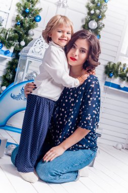 Noel süslemeleri gülümsüyor içinde iki kız kardeş