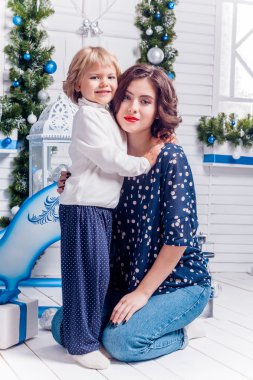 Noel süslemeleri gülümsüyor içinde iki kız kardeş