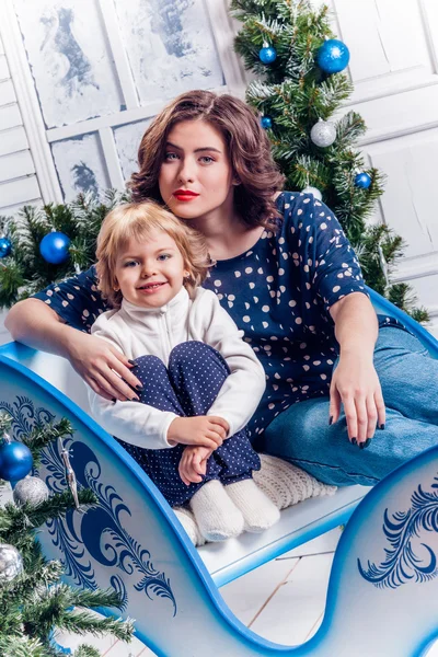 Noel süslemeleri gülümsüyor içinde iki kız kardeş