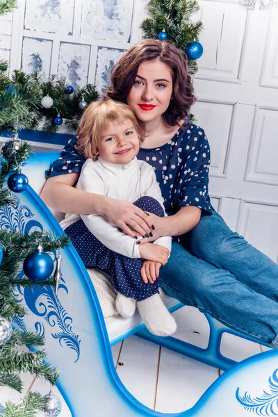 Noel süslemeleri gülümsüyor içinde iki kız kardeş