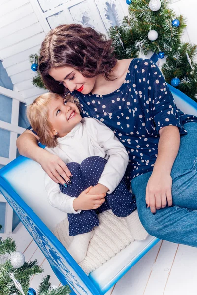 Noel süslemeleri gülümsüyor içinde iki kız kardeş