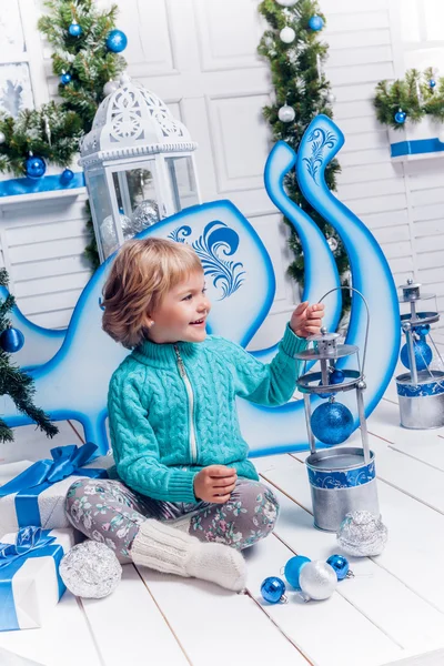 Маленькая девочка играет с рождественскими игрушками — стоковое фото