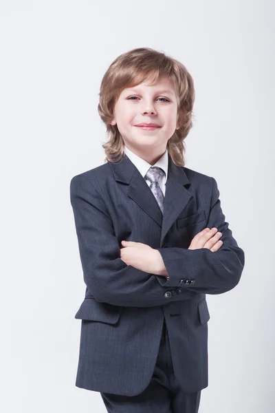 Énergique jeune homme d'affaires réussi dans un costume classique droite — Photo