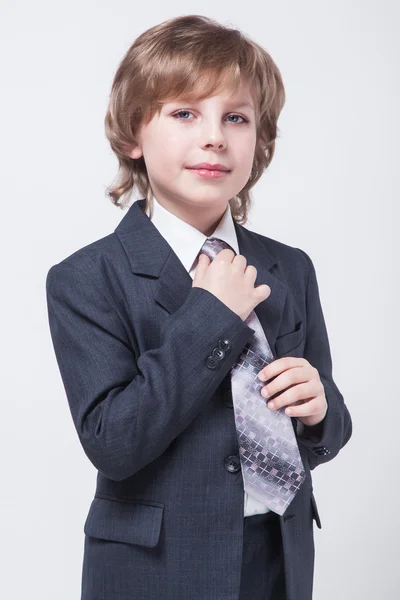 Energico giovane uomo d'affari di successo in un abito classico raddrizzare — Foto Stock
