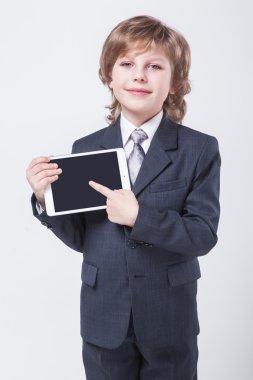 bir tablet ellerde ile genç başarılı iş adamı