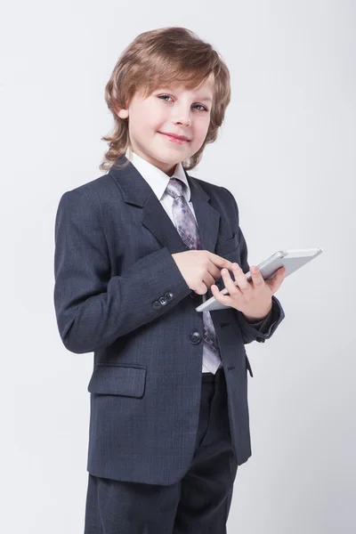 Jonge succesvolle zakenman met een tablet in handen — Stockfoto