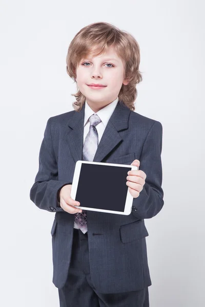 Jovem empresário bem sucedido com um tablet nas mãos — Fotografia de Stock