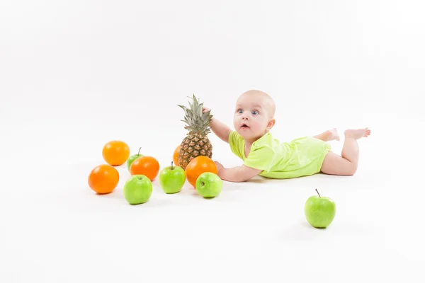 Ładny zaskoczony dziecko Szukam owocu na tym tle — Zdjęcie stockowe