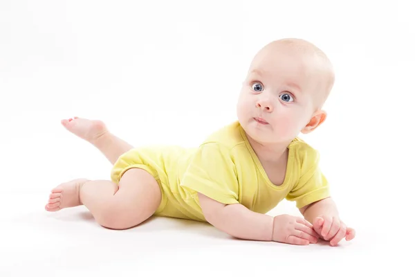 背景の上に横たわると、笑顔のかわいい赤ちゃん — ストック写真