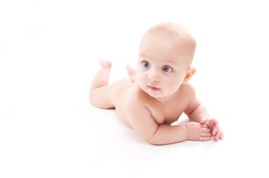 gülümseyen ve seyir geldi beyaz bir arka plan üzerinde çıplak bebek