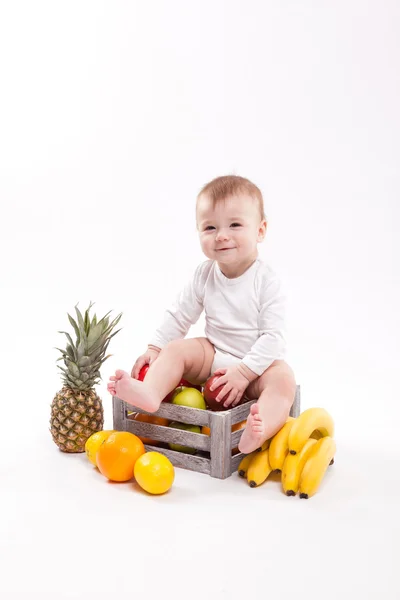 Patrząc na dziecko uśmiechający się ładny aparat na białym tle amon — Zdjęcie stockowe