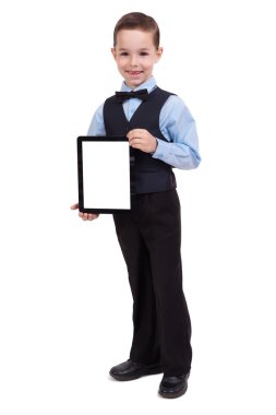 elektronik bir tablet tutan Klasik takım elbiseli gülümseyen öğrenci