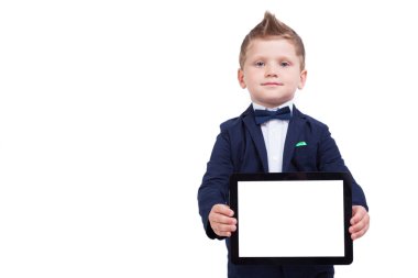 elektronik bir tablet tutan Klasik takım elbiseli gülümseyen öğrenci