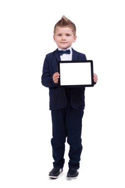 elektronik bir tablet tutan Klasik takım elbiseli gülümseyen öğrenci