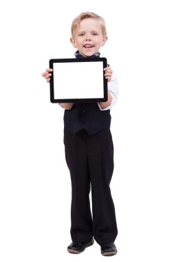 elektronik bir tablet tutan Klasik takım elbiseli gülümseyen öğrenci
