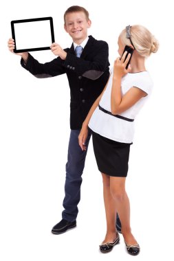 öğrenci bir tablet ve bir cep telefonu ile bir kız öğrenci ile bir