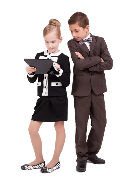 Băieți mici și fete în costume de afaceri pe fundal alb cu — Fotografie, imagine de stoc