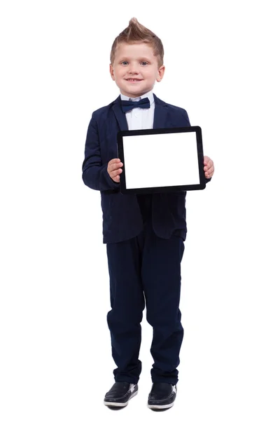 Estudante sorrindo em um terno clássico segurando um tablet eletrônico — Fotografia de Stock