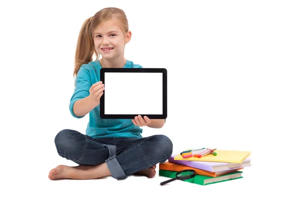 Školy dívka s tablet v rukou při pohledu na fotoaparát a smi — Stock fotografie
