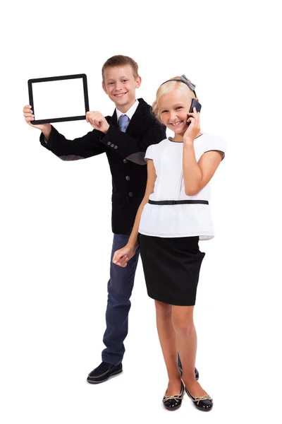 Студентка с планшетом и школьница с мобильным телефоном на — стоковое фото