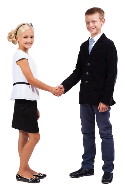 Studenten in Business-Anzügen vor weißem Hintergrund schütteln Hände — Stockfoto