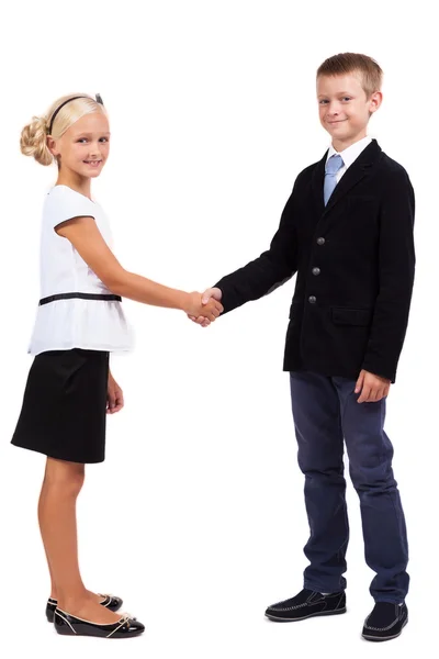 Studenten in Business-Anzügen vor weißem Hintergrund schütteln Hände — Stockfoto