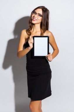 İş dünyasından seksi kız siyah elbise ve beyaz sırtında güneş gözlüğü.