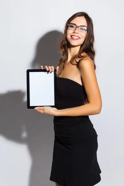 Sexy chica en negocio negro vestido y gafas de sol en un blanco espalda — Foto de Stock