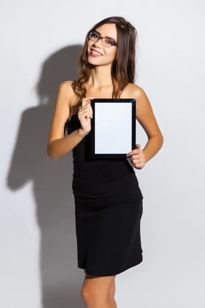Sexy chica en negocio negro vestido y gafas de sol en un blanco espalda — Foto de Stock