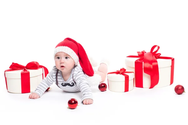 Bébé mignon dans une casquette rouge du Nouvel An avec un sourire sur son visage couché — Photo