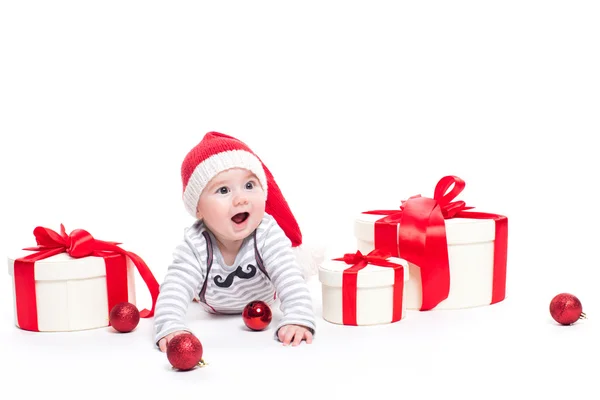 Bébé mignon dans une casquette rouge du Nouvel An avec un sourire sur son visage couché — Photo