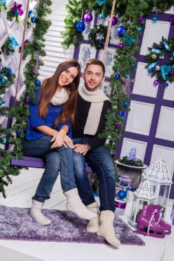 Beyaz terasında aşık çift salıncak bir Ch yanında oturur