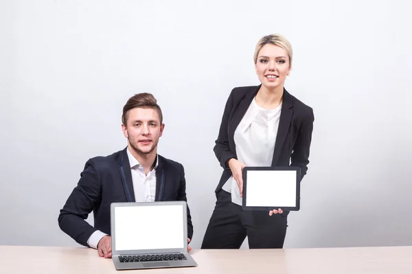 Geschäftsmann sitzt am Tisch und zeigt dem Betrachter Geröll — Stockfoto