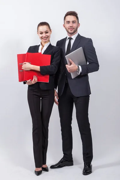 Dois empresários modernos em pé sobre um fundo branco com um colo — Fotografia de Stock