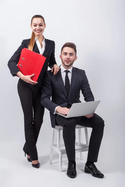 Jovem empresária criativa sentada em uma cadeira com um laptop em — Fotografia de Stock