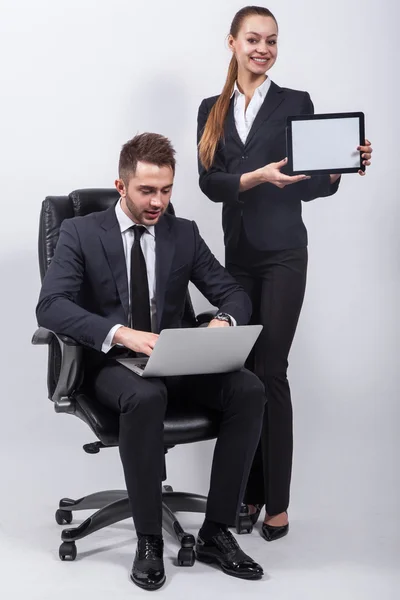 Young creative expert sitting in a black leather office chair wi — ストック写真