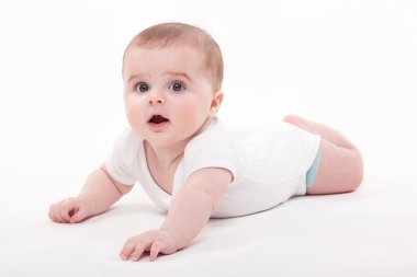 vücuttaki midesi beyaz bir arka plan üzerinde yatan bebek ve 